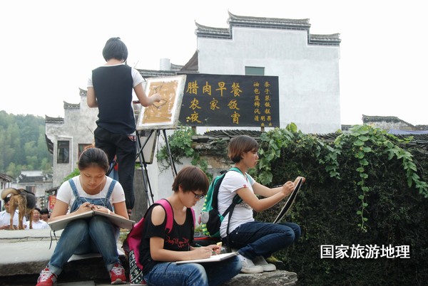 　　9月13日，座落在婺源縣秋口鎮(zhèn)李坑村“小橋、流水、人家”創(chuàng)作寫生基地的李坑章文灑店農(nóng)家樂。