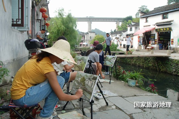 　　9月13日，座落在婺源縣秋口鎮(zhèn)李坑村“小橋、流水、人家”創(chuàng)作寫生基地的李坑章文灑店農(nóng)家樂。