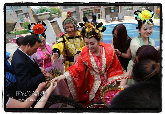 6月19日，端午節(jié)的前一天，甘肅平?jīng)鍪嗅轻紖^(qū)南山公園澳廈麗灣小區(qū)“邀請(qǐng)”唐朝被譽(yù)為四大美女之一的“楊貴妃”前來(lái)與市民見(jiàn)面，共度“端午佳節(jié)”。期間，“貴妃娘娘”由一名解說(shuō)人員做向?qū)?，與小區(qū)居民一同游玩、賞景、互敬酒水、合影留念，并現(xiàn)場(chǎng)贈(zèng)送大人小孩粽子、香包和糖果。