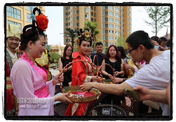 6月19日，端午節(jié)的前一天，甘肅平?jīng)鍪嗅轻紖^(qū)南山公園澳廈麗灣小區(qū)“邀請(qǐng)”唐朝被譽(yù)為四大美女之一的“楊貴妃”前來(lái)與市民見(jiàn)面，共度“端午佳節(jié)”。期間，“貴妃娘娘”由一名解說(shuō)人員做向?qū)Вc小區(qū)居民一同游玩、賞景、互敬酒水、合影留念，并現(xiàn)場(chǎng)贈(zèng)送大人小孩粽子、香包和糖果。