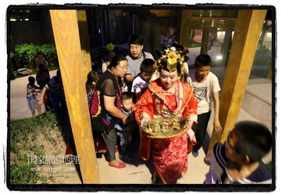 6月19日，端午節(jié)的前一天，甘肅平?jīng)鍪嗅轻紖^(qū)南山公園澳廈麗灣小區(qū)“邀請(qǐng)”唐朝被譽(yù)為四大美女之一的“楊貴妃”前來(lái)與市民見(jiàn)面，共度“端午佳節(jié)”。期間，“貴妃娘娘”由一名解說(shuō)人員做向?qū)Вc小區(qū)居民一同游玩、賞景、互敬酒水、合影留念，并現(xiàn)場(chǎng)贈(zèng)送大人小孩粽子、香包和糖果。