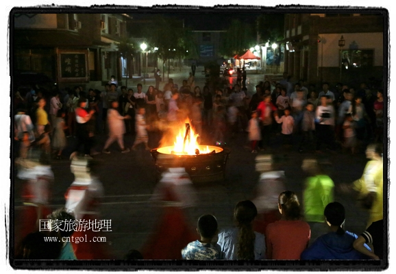 甘肅平?jīng)鍪嗅轻脊沛?zhèn)舉辦了篝火晚會(huì)，1000余名市民參與其中，大家載歌載舞，在歡快熱鬧的氣氛中為每一位父親送祝福。父親節(jié)（Father's Day），顧名思義是感恩父親的節(jié)日。約始于二十世紀(jì)初，起源于美國(guó)，現(xiàn)已廣泛流傳于世界各地，節(jié)日日期因地域而存在差異。