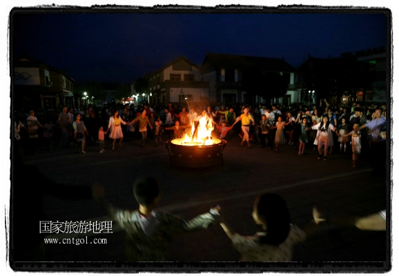 甘肅平?jīng)鍪嗅轻脊沛?zhèn)舉辦了篝火晚會(huì)，1000余名市民參與其中，大家載歌載舞，在歡快熱鬧的氣氛中為每一位父親送祝福。父親節(jié)（Father's Day），顧名思義是感恩父親的節(jié)日。約始于二十世紀(jì)初，起源于美國(guó)，現(xiàn)已廣泛流傳于世界各地，節(jié)日日期因地域而存在差異。