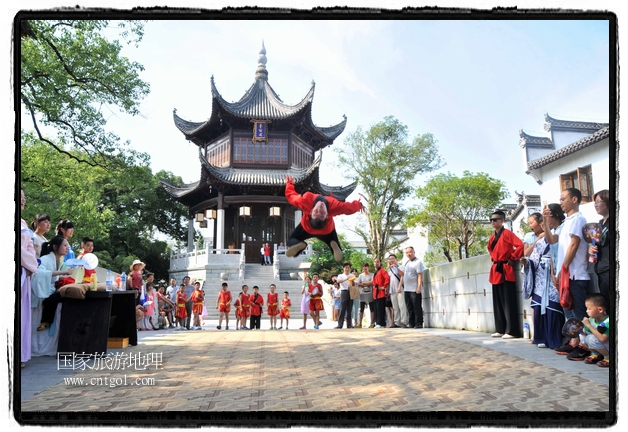 6月20日，小朋友們和中國武術(shù)愛好者們在江西省婺源縣熹園景區(qū)表演中國傳統(tǒng)的中國武術(shù)功夫，吸引許多游人前來駐足觀看。當日是中國傳統(tǒng)的端午節(jié)，江西省婺源縣的中國武術(shù)愛好者們通過表演中國武術(shù)功夫，打太極，表演了少林棍、硬氣功、自選拳等少林寺功夫，讓孩子們從小學習中國武術(shù)，傳承中國武德，感受先人過端午的氛圍。