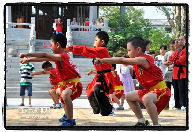 6月20日，小朋友們和中國武術(shù)愛好者們在江西省婺源縣熹園景區(qū)表演中國傳統(tǒng)的中國武術(shù)功夫，吸引許多游人前來駐足觀看。當日是中國傳統(tǒng)的端午節(jié)，江西省婺源縣的中國武術(shù)愛好者們通過表演中國武術(shù)功夫，打太極，表演了少林棍、硬氣功、自選拳等少林寺功夫，讓孩子們從小學習中國武術(shù)，傳承中國武德，感受先人過端午的氛圍。
