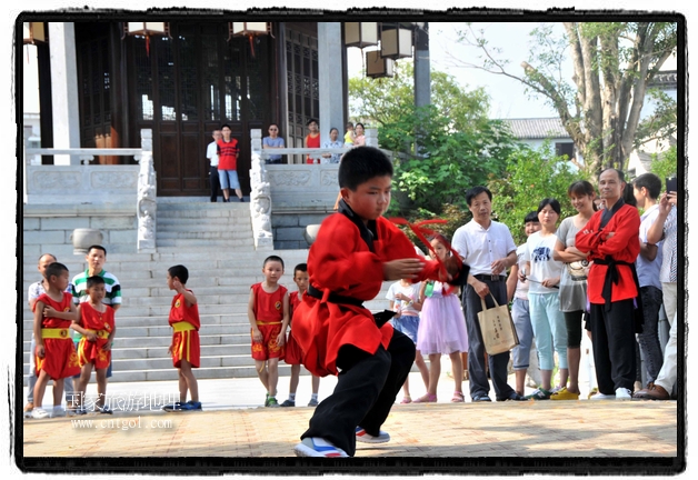 6月20日，小朋友們和中國武術(shù)愛好者們在江西省婺源縣熹園景區(qū)表演中國傳統(tǒng)的中國武術(shù)功夫，吸引許多游人前來駐足觀看。當日是中國傳統(tǒng)的端午節(jié)，江西省婺源縣的中國武術(shù)愛好者們通過表演中國武術(shù)功夫，打太極，表演了少林棍、硬氣功、自選拳等少林寺功夫，讓孩子們從小學習中國武術(shù)，傳承中國武德，感受先人過端午的氛圍。