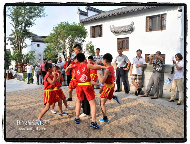 6月20日，小朋友們和中國武術(shù)愛好者們在江西省婺源縣熹園景區(qū)表演中國傳統(tǒng)的中國武術(shù)功夫，吸引許多游人前來駐足觀看。當日是中國傳統(tǒng)的端午節(jié)，江西省婺源縣的中國武術(shù)愛好者們通過表演中國武術(shù)功夫，打太極，表演了少林棍、硬氣功、自選拳等少林寺功夫，讓孩子們從小學習中國武術(shù)，傳承中國武德，感受先人過端午的氛圍。