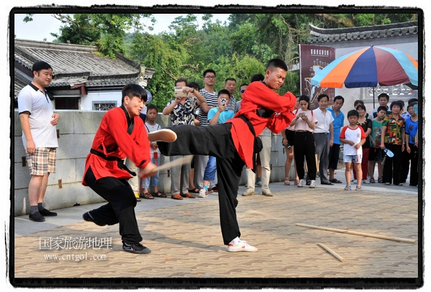 6月20日，小朋友們和中國武術(shù)愛好者們在江西省婺源縣熹園景區(qū)表演中國傳統(tǒng)的中國武術(shù)功夫，吸引許多游人前來駐足觀看。當日是中國傳統(tǒng)的端午節(jié)，江西省婺源縣的中國武術(shù)愛好者們通過表演中國武術(shù)功夫，打太極，表演了少林棍、硬氣功、自選拳等少林寺功夫，讓孩子們從小學習中國武術(shù)，傳承中國武德，感受先人過端午的氛圍。