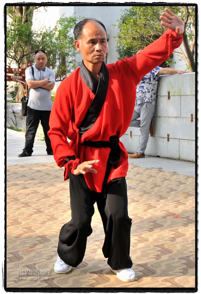 6月20日，小朋友們和中國武術(shù)愛好者們在江西省婺源縣熹園景區(qū)表演中國傳統(tǒng)的中國武術(shù)功夫，吸引許多游人前來駐足觀看。當日是中國傳統(tǒng)的端午節(jié)，江西省婺源縣的中國武術(shù)愛好者們通過表演中國武術(shù)功夫，打太極，表演了少林棍、硬氣功、自選拳等少林寺功夫，讓孩子們從小學習中國武術(shù)，傳承中國武德，感受先人過端午的氛圍。