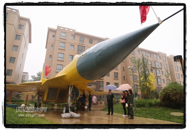 小區(qū)突然出現(xiàn)“飛機(jī)坦克”，其中殲15艦載戰(zhàn)斗機(jī)一架、99式主戰(zhàn)坦克一輛、武直-10武裝直升機(jī)一架，吸引了眾多市民雨中圍觀、合影。
