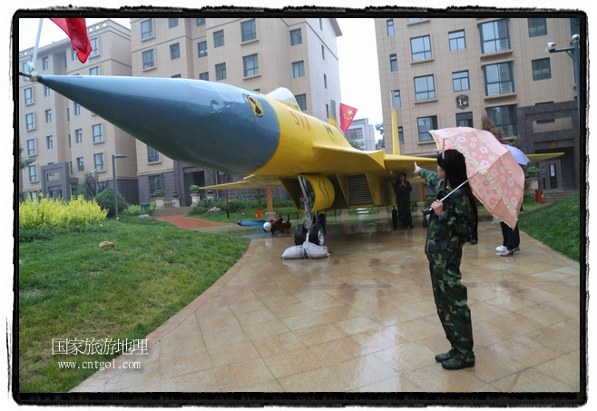 小區(qū)突然出現(xiàn)“飛機(jī)坦克”，其中殲15艦載戰(zhàn)斗機(jī)一架、99式主戰(zhàn)坦克一輛、武直-10武裝直升機(jī)一架，吸引了眾多市民雨中圍觀、合影。