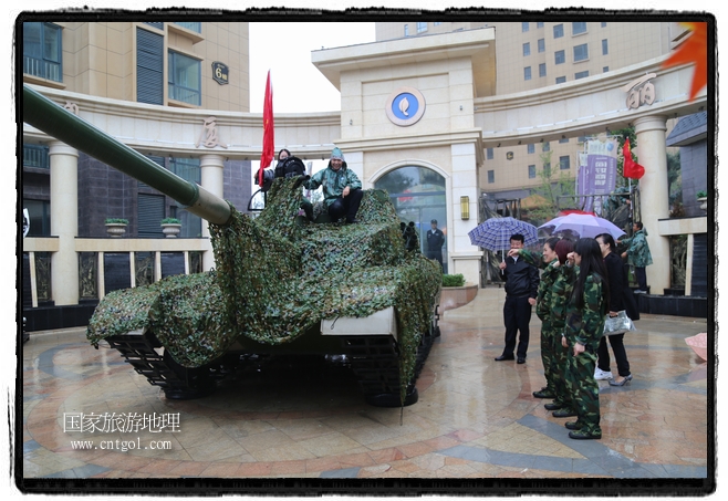 小區(qū)突然出現(xiàn)“飛機(jī)坦克”，其中殲15艦載戰(zhàn)斗機(jī)一架、99式主戰(zhàn)坦克一輛、武直-10武裝直升機(jī)一架，吸引了眾多市民雨中圍觀、合影。