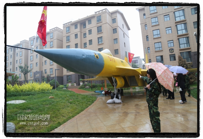 小區(qū)突然出現(xiàn)“飛機(jī)坦克”，其中殲15艦載戰(zhàn)斗機(jī)一架、99式主戰(zhàn)坦克一輛、武直-10武裝直升機(jī)一架，吸引了眾多市民雨中圍觀、合影。