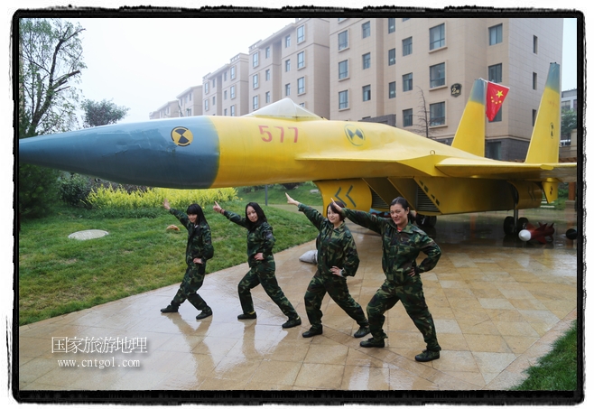 小區(qū)突然出現(xiàn)“飛機(jī)坦克”，其中殲15艦載戰(zhàn)斗機(jī)一架、99式主戰(zhàn)坦克一輛、武直-10武裝直升機(jī)一架，吸引了眾多市民雨中圍觀、合影。