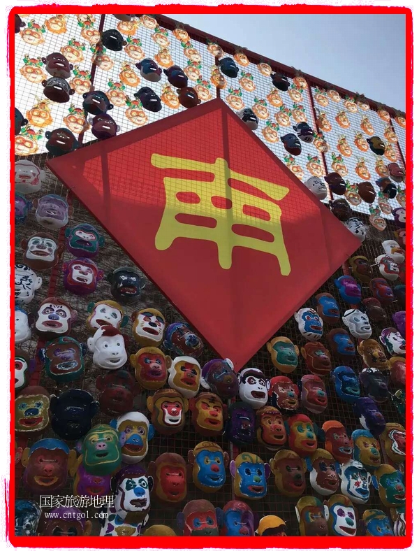 中國規(guī)模最大的猴面具彩繪在南潯古鎮(zhèn)展示。猴子真是今年最紅的動物。 
