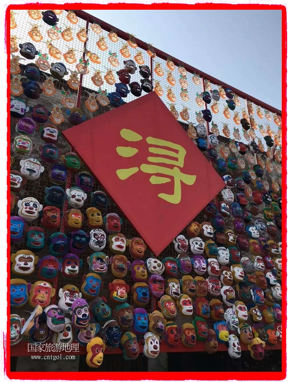 中國規(guī)模最大的猴面具彩繪在南潯古鎮(zhèn)展示。猴子真是今年最紅的動物。 