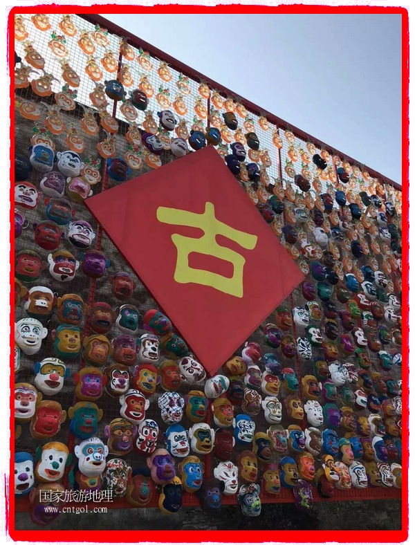 中國規(guī)模最大的猴面具彩繪在南潯古鎮(zhèn)展示。猴子真是今年最紅的動物。 