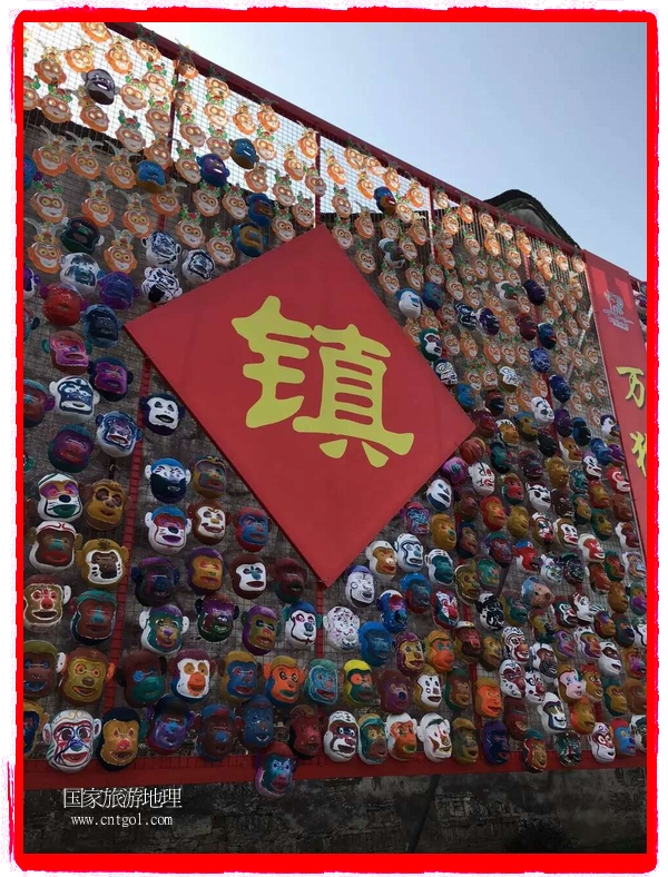 中國規(guī)模最大的猴面具彩繪在南潯古鎮(zhèn)展示。猴子真是今年最紅的動物。 