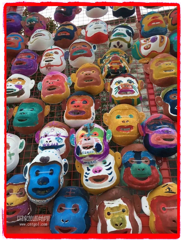 中國規(guī)模最大的猴面具彩繪在南潯古鎮(zhèn)展示。猴子真是今年最紅的動物。 