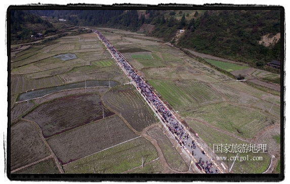 1700桌合攏宴，總長3.7公里，10380人同桌就餐，創(chuàng)歷史之最